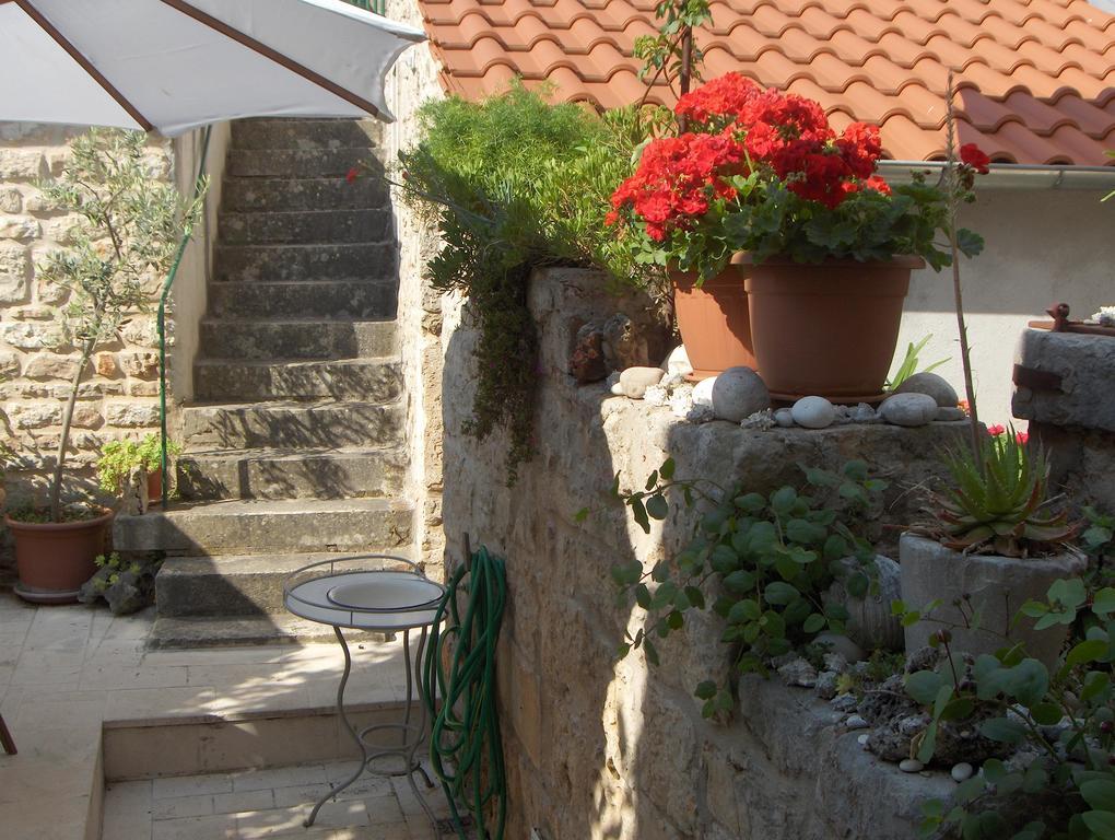 Guest House Lucijo Vrboska Exteriör bild