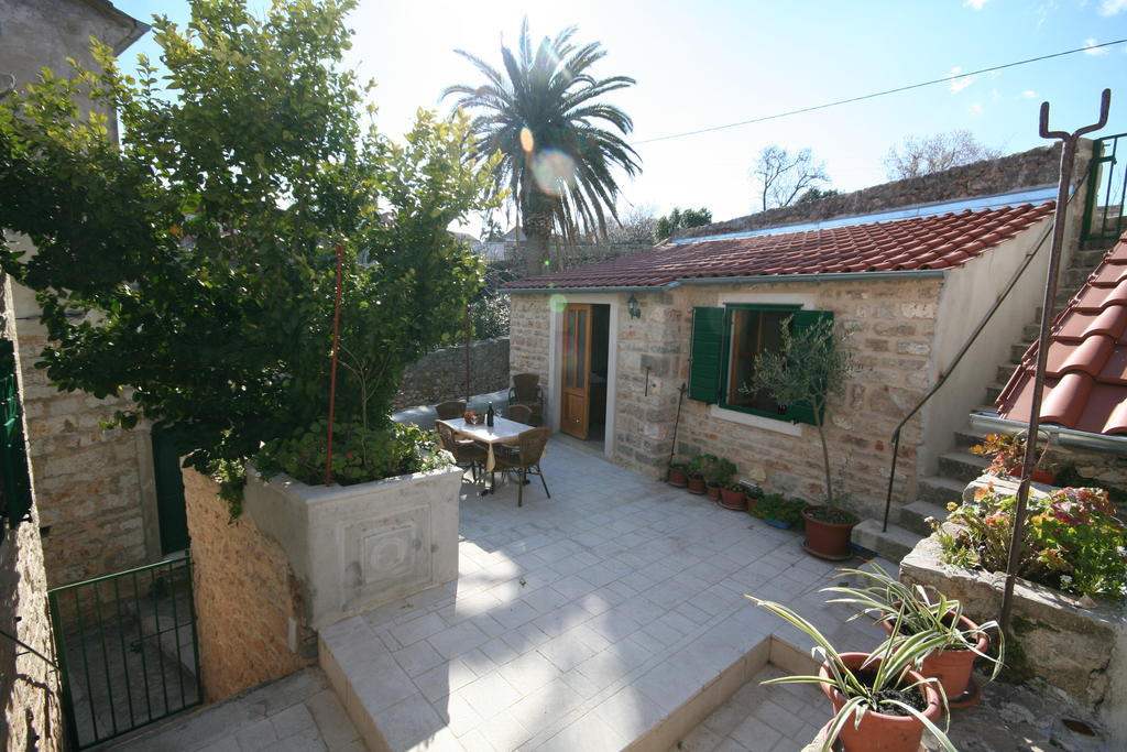 Guest House Lucijo Vrboska Exteriör bild